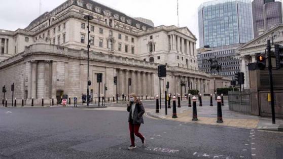 בריטניה בסחרור: הבנק של אנגליה פתח בצעדי חירום כדי להציל את הפנסיות