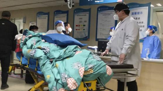 התפרצות הקורונה תפסה את סין לא מוכנה: חולים על הרצפה, קרוביהם עוברים בין בתי חולים לחפש מיטה פנויה