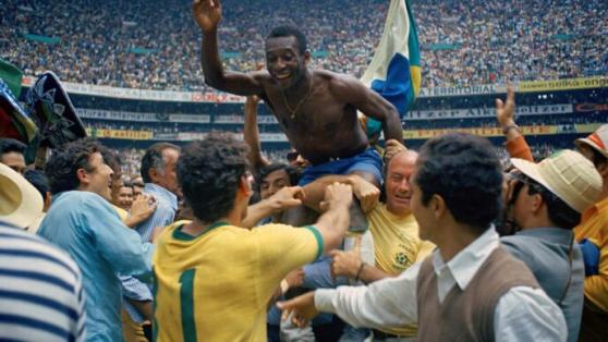 מותה של אגדה: כדורגלן העבר הברזילאי פלה הלך לעולמו בגיל 82